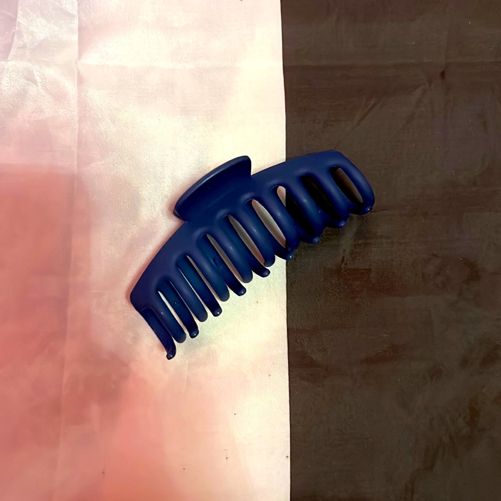 A navy blue hair claw clip